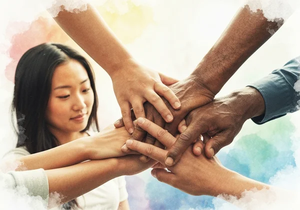 不同女性的手围成一个支持性的圆圈