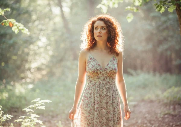 一位女性正在反思自我发现和新的人生道路