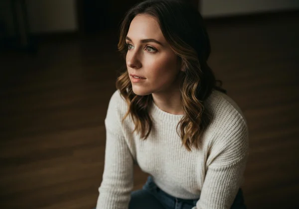 女人若有所思地反思她的浪漫感受